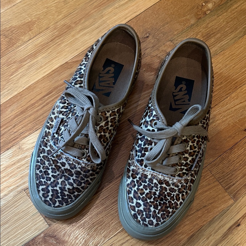 Vans Women's Leopard Print Sneakers
Brand new but no box.
Never worn.
Pony hair.